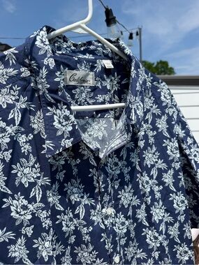 NWOT men’s floral button down Hawaiian style short sleeve shirt